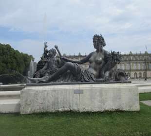 Die Brunnenfigur stellt den  Fluss "Marne" dar