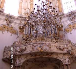 Kirche innen mit Kronleuchter und Orgel