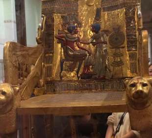 Holzthron mit Goldüberzug