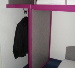 Zimmer mit Kleiderecke, Bett und Hochbett
