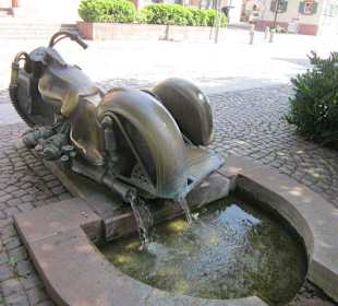 Der bekannte Dorfbrunnen in Herxheim