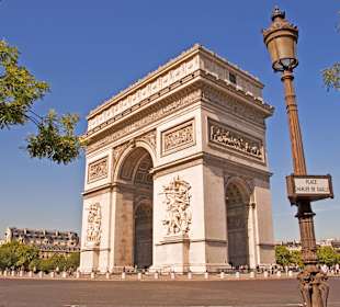 Walk & visit the triumph arch nearby
