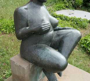 Die Sitzende (Erwartung) hinter dem Kloster