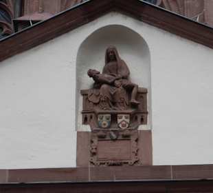 Pieta mit Stifterwappen an der Außenfassade
