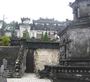 Der Blick zum Hauptgebäude des Mausoleums.