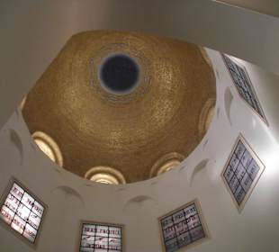 Im Inneren der Kirche der Seeligpreisung