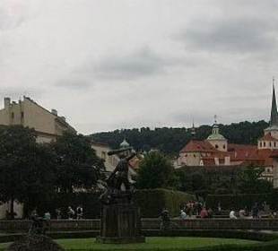 Věže Starého města z Valdštejnské zahrady v Praze