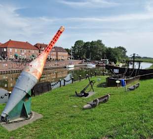 Maritime Exponate am Alten Hafen von Hooksiel