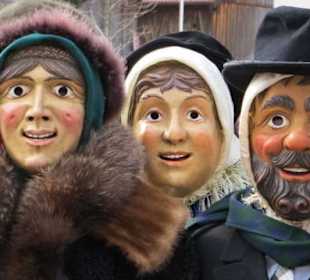 Kunstvoll gefertigte Holzlarven