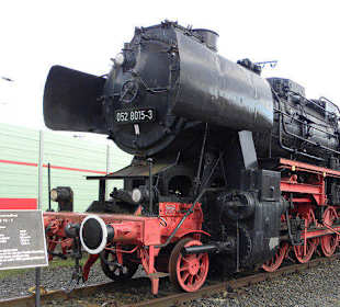 Dampf-Lok am Bahnhof