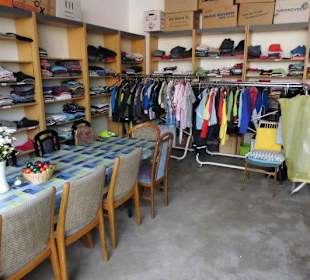 Kleiderkammer im Untergeschoss