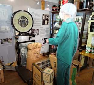 An der Teewaage im Bünting Teemuseum