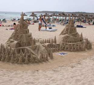 Kunstwerk aus Sand am Strand von Cala Millor