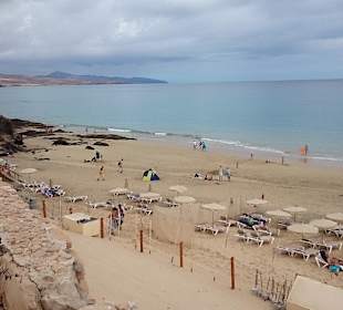 Blick vom Hotel zu den Felsen - dahinter liegt ein