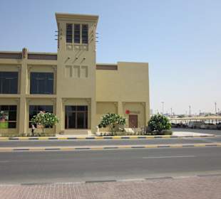 Braune Tür am Ende der Al Hamra Mall