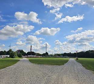 Weg zu weiteren Parkplätzen und hohe Attraktionen