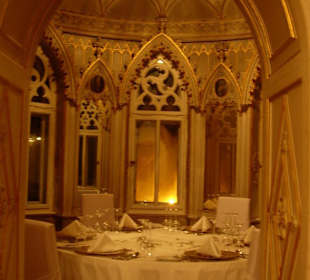 Erker im 1. Stock für Feierlichkeit eingedeckt