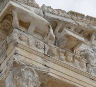 Giebel des Apollontempels