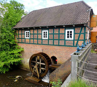 Die Wassermühle mit Wehranlage