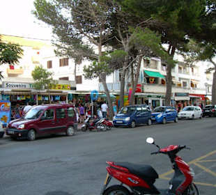 Die Einkaufsstrasse bei Cala Agulla