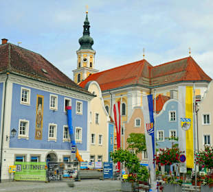 Rathaus, dahinter St. Georgskirche