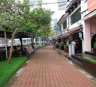 Weg am Fluß in Richtung Marina Bay