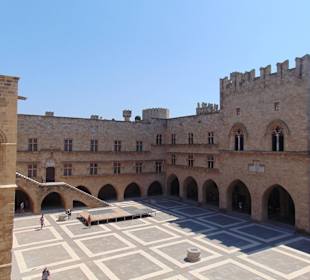 Внутренняя площадь Дворца Магистров