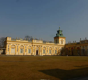 Blick vom Schlosshof zum Schloss Wilanow