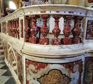 Marmorbalustrade des Altars