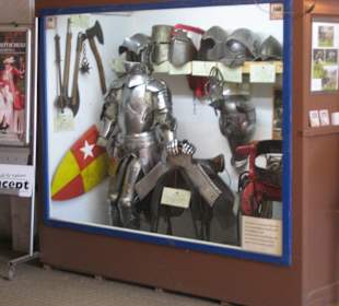 Vitrine  neben der Kasse