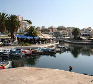 Blick vom See Richtung Hafen mit Promenade