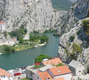 Omis - ehemals Piratennest - mit dem Fluss Cetina