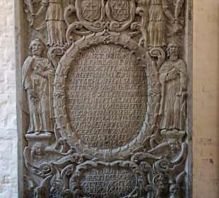 Epitaph an der Wand des Kirchenschiffes