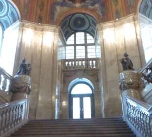 Treppenaufgang in der Kuppelhalle im Neuen Rathaus