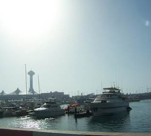 Marina Yacht neben der Mall