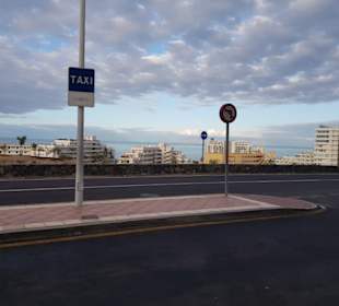 Parkplätze vorm Haupteingang.