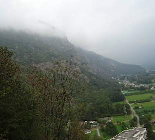 Blick aufs vernebelte Gebirge