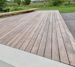 Schön angelegte Terrassen 