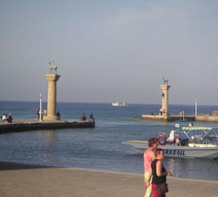 Die Hafeneinfahrt von Rhodos