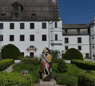 Innenhof und Hitneres Schloss
