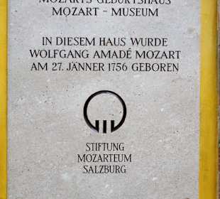 Gedenktafel am Eingang zu Mozarts Geburtshaus