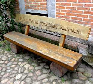 Bank vor dem Bauernhaus