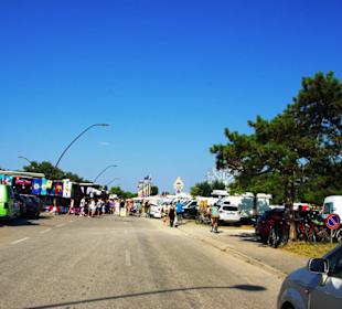 Straße großer Parkplatz