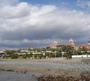 Blick von Strand aus auf ein Hotel