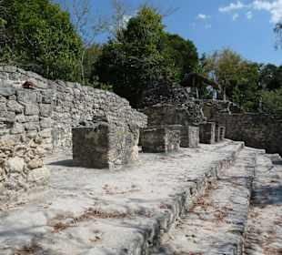 Bauwerke neben der Pyramide