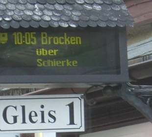 Anzeigetafel am Bahnhof