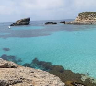 Die vom Comino Hotel & Bungalows ca. 500m entfernte blaue La