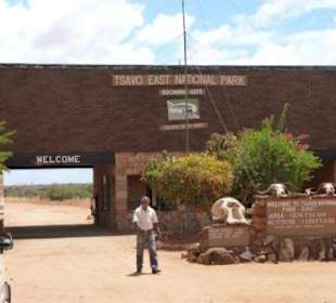 Unser Fahrer von Lady M Safaris vor dem Eingang Tsavo Ost