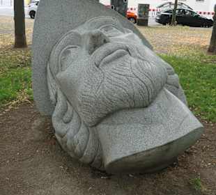 Am Park Gereonsdriesch vor der St.-Gereon-Kirche