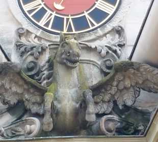 Unterhalb der Uhr